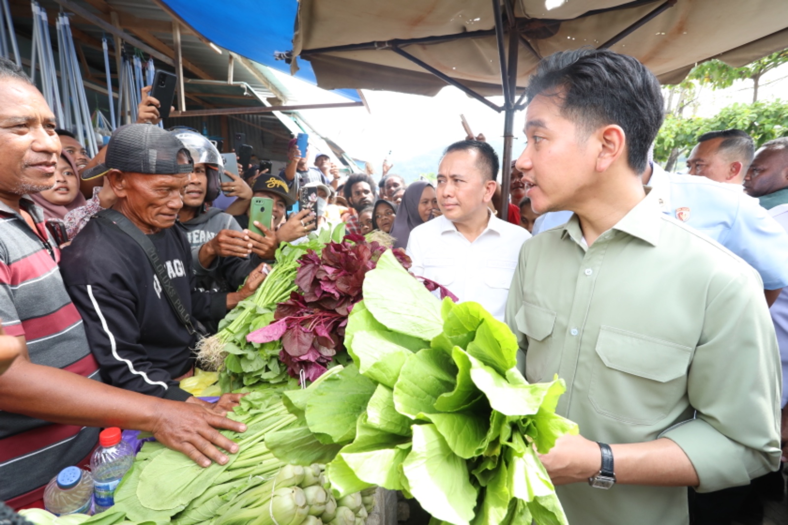 Wapres Gibran saat berbelanja sayur di Pasar Youtefa. Dalam kunjungan kerjanya, didampingi Pj Gubernur Papua, Agus Fatoni, Kamis (18/9/2025).(Ceposonline.com/Humas Pemprov)