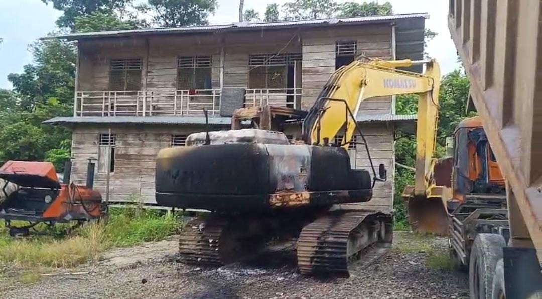 Kondisi excavator setelah dibakar OTK. (Dok prbadi).
