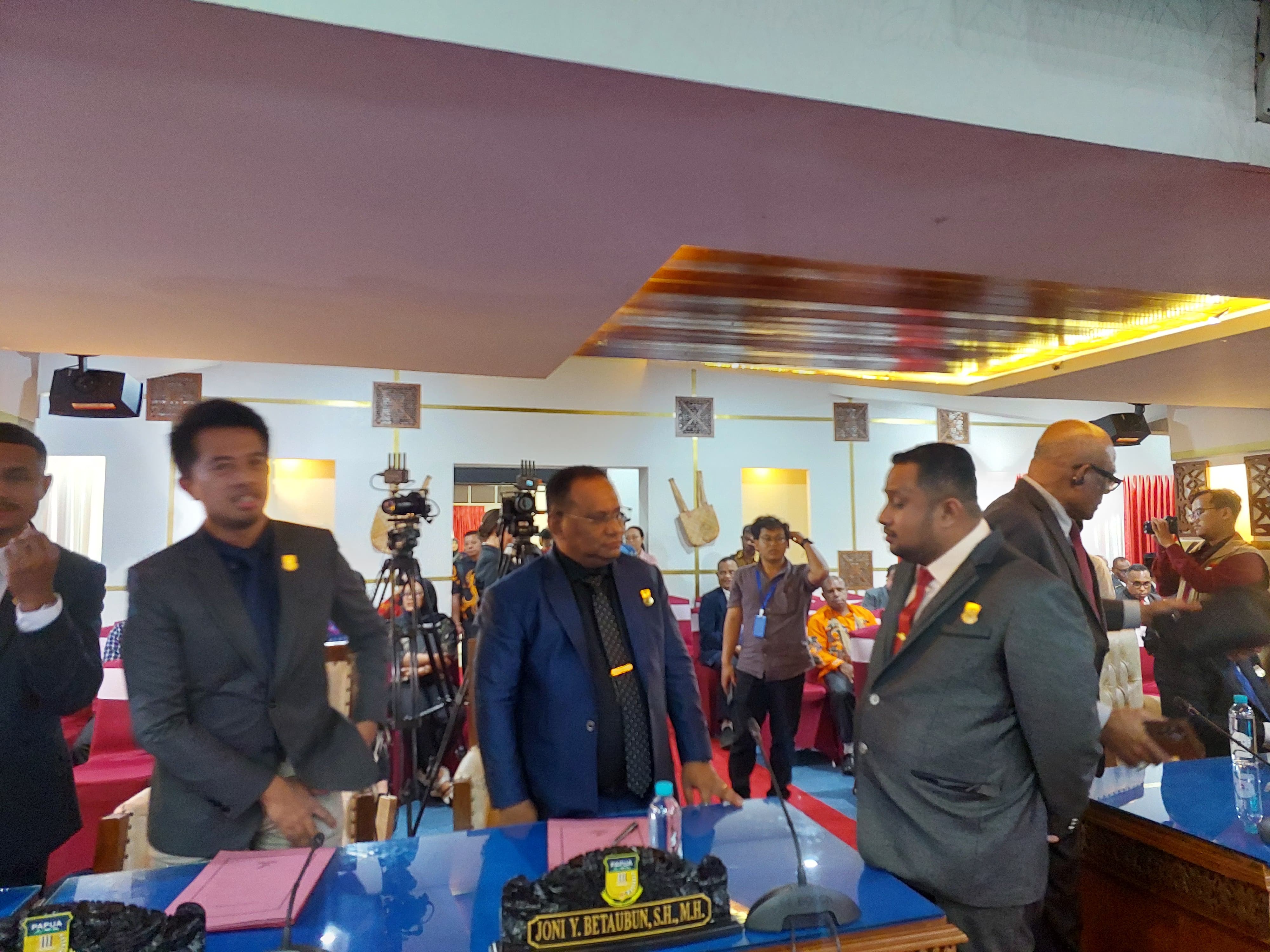 PJ Gubernur bersama pimpinan DPRP dan Forkopimda saat meninggalkan ruang sidang paripurna penetapan ABPD, Jumat (19/9). (CEPOSONLINE.COM/KAREL)