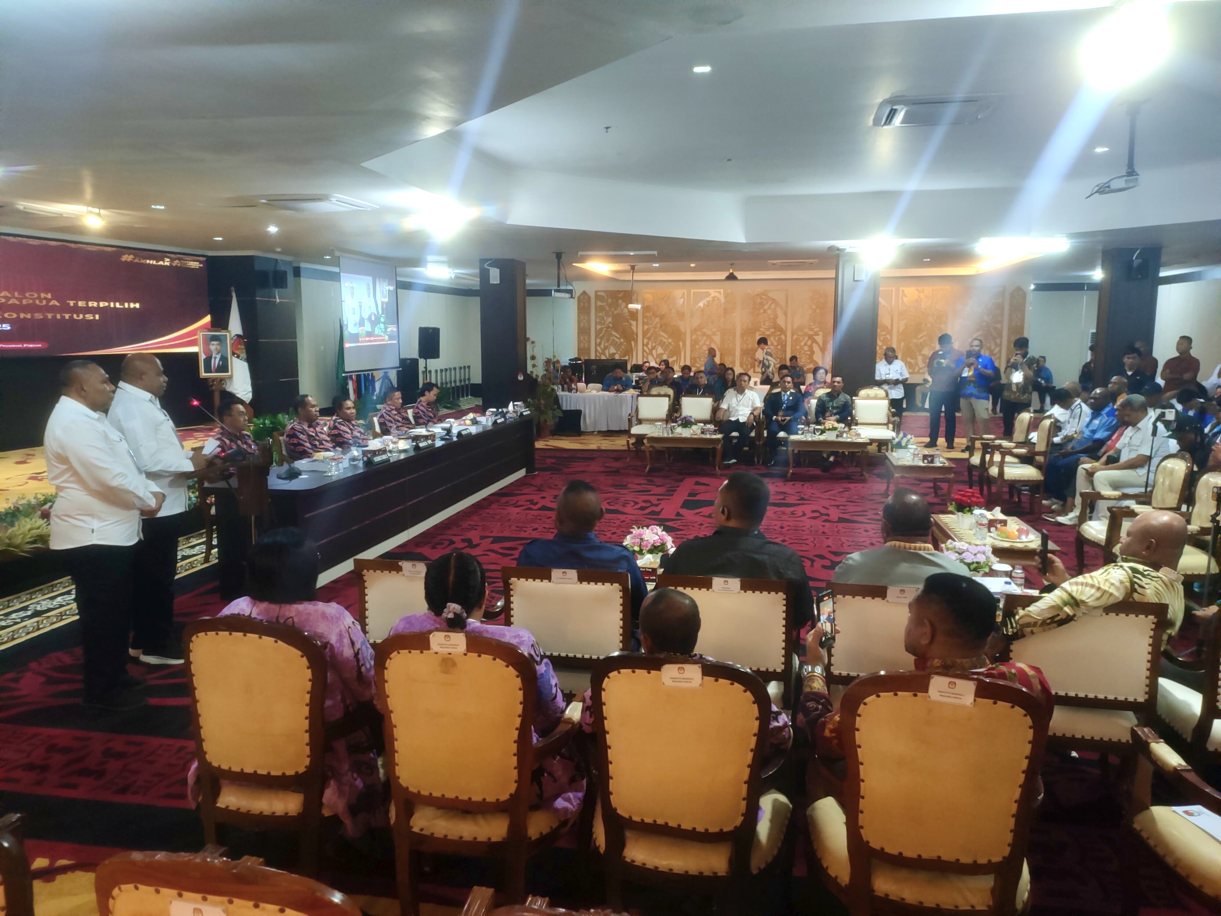 KPU Papua saat mengelar Rapat Pleno Terbuka penetapan paslon Gubernur Papua terpilih Matius Fakhiri &ndash; Aryoko Rumaropen dalam rapat pleno, Sabtu (20/9/2025).