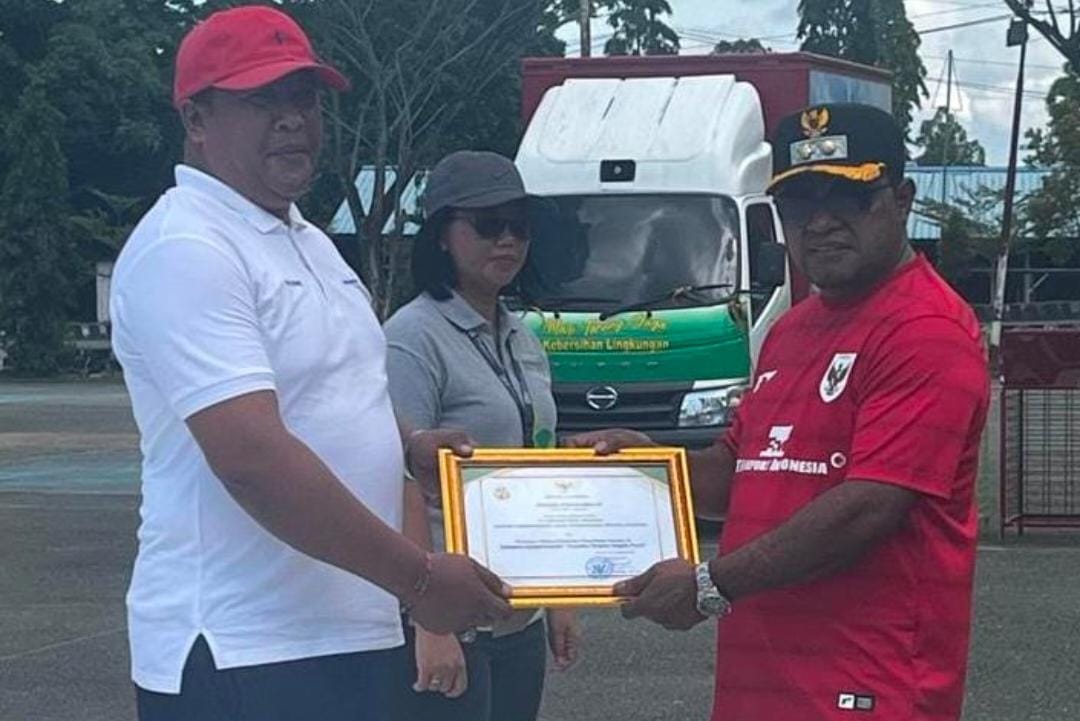 Wabup Haris menyerahkan penghargaan di salah stakeholder Pemkab Jayapura dalam mendukung kebersihan, diberikan pada saat momen peringatan Hari Bersih Sedunia, Kamis (20/9/2025), di Gunung Merah.
