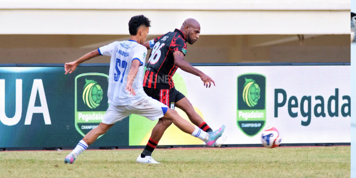 Kapten Persipura, Boaz Solossa, saat laga melawan PSIS Semarang di Stadion Lukas Enembe, Sentani, Jayapura, Papua, pada Sabtu, 20 September 2025.l