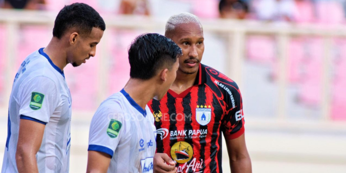 Bek Persipura, Artur Vieira, saat dikawal dua pemain PSIS Semarang pada laga di Stadion Lukas Enembe, Sentani, Jayapura.