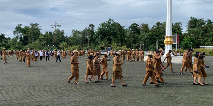 ASN lingkup Pemerintah Kabupaten Mimika usai mengikuti apel gabungan OPD di lapangan kantor Pusat Pemerintahan (Puspem), Senin (22/9/2025), (Foto: Cenderawasih Pos/Moh. Wahyu Welerubun).