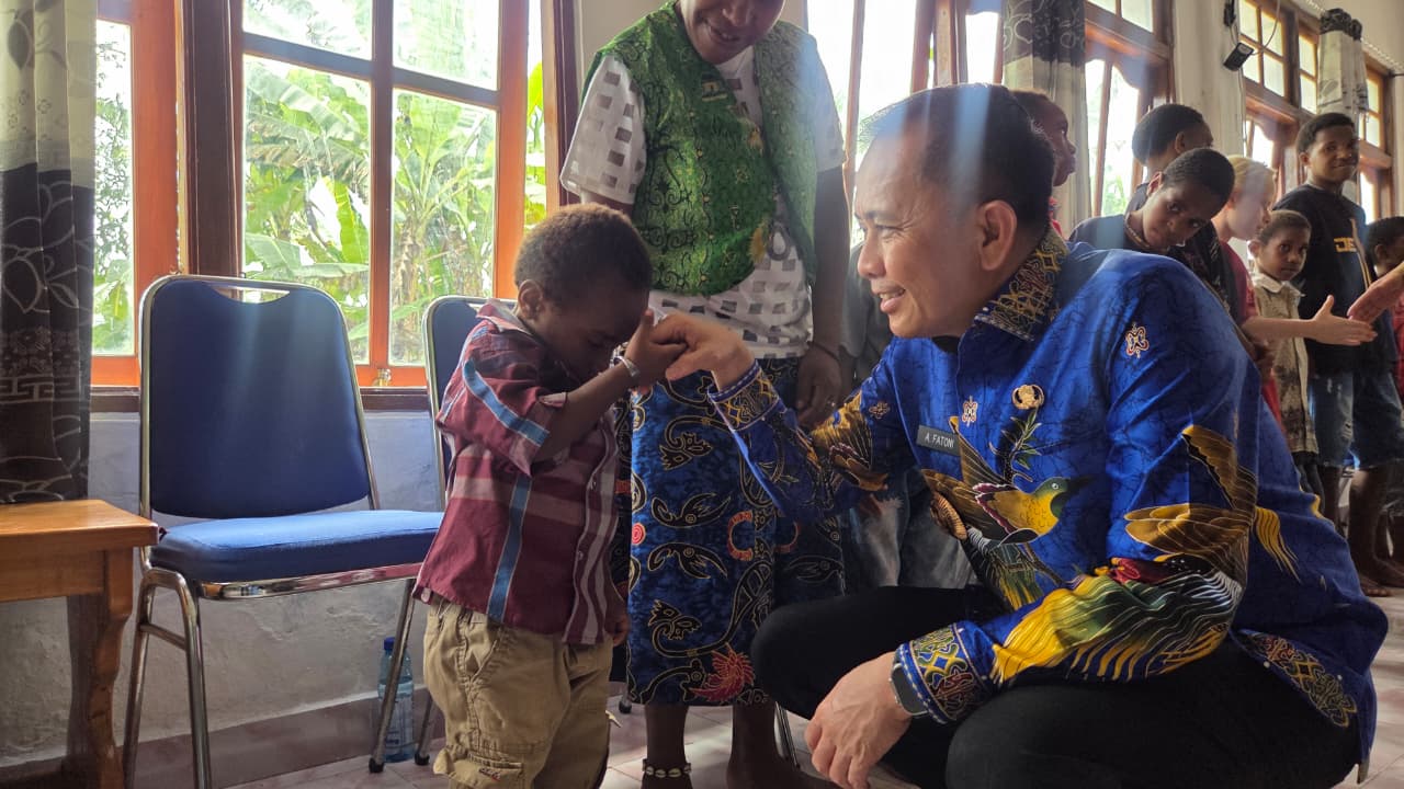 Pj Gubernur Papua, Agus Fatoni saat bersalaman dengan salah satu anak Panti Asuhan Air Hayat, Arso 12, Kabupaten Keerom, Sabtu (20/9/2025).(Ceposonline.com/Elfira)