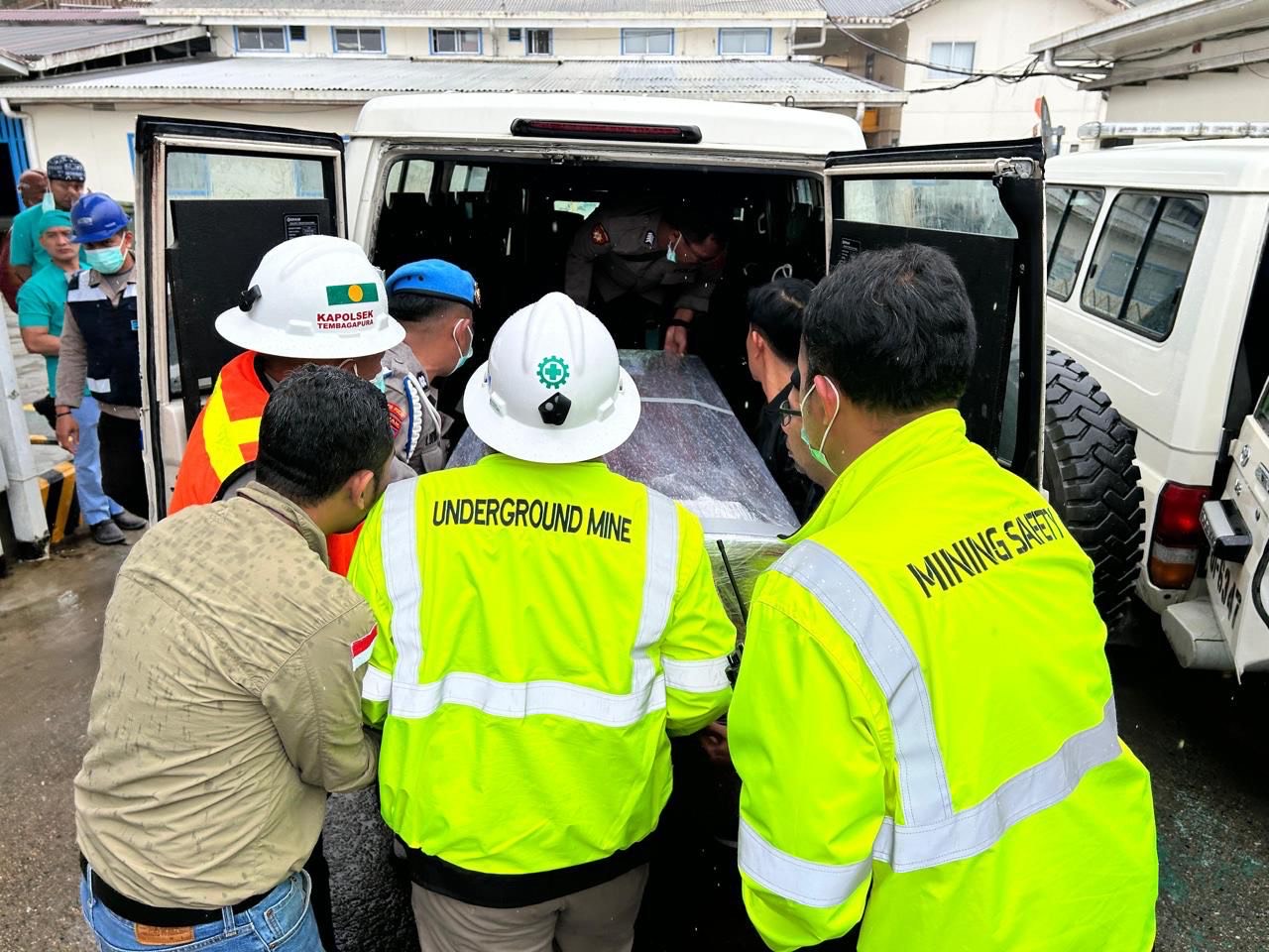Jenazah mendiang Irawan dan Hartono saat hendak dimasukkan ke mobil ambulans untuk dibawa dari Tembagapura menuju Mimika selanjutnya diterbangkan ke kampung halaman. (Foto: Dokumen PTFI).