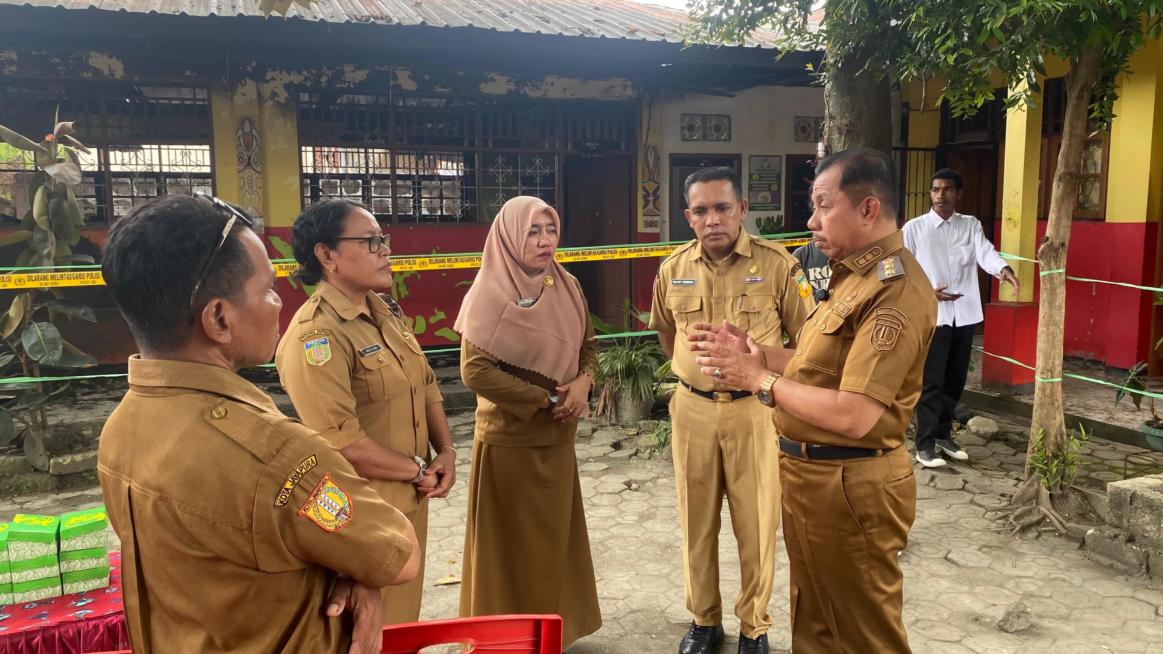 Wakil Walikota Jayapura, Rustan Satu saat meninjau langsung kondisi Sekolah Dasar Inpres (SDI) Kampung Baru Tanah Hitam, Abepura, Senin (22/9/2025) sore.