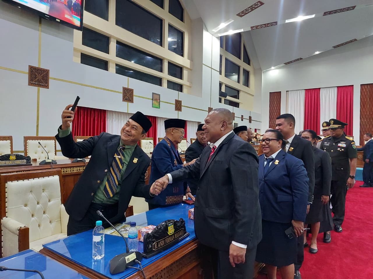 Wakil Gubernur terpilih Aryoko Rumaropen berfoto bersama para anggota DPRP usai rapat paripurna di DPRP, Senin (22/9).