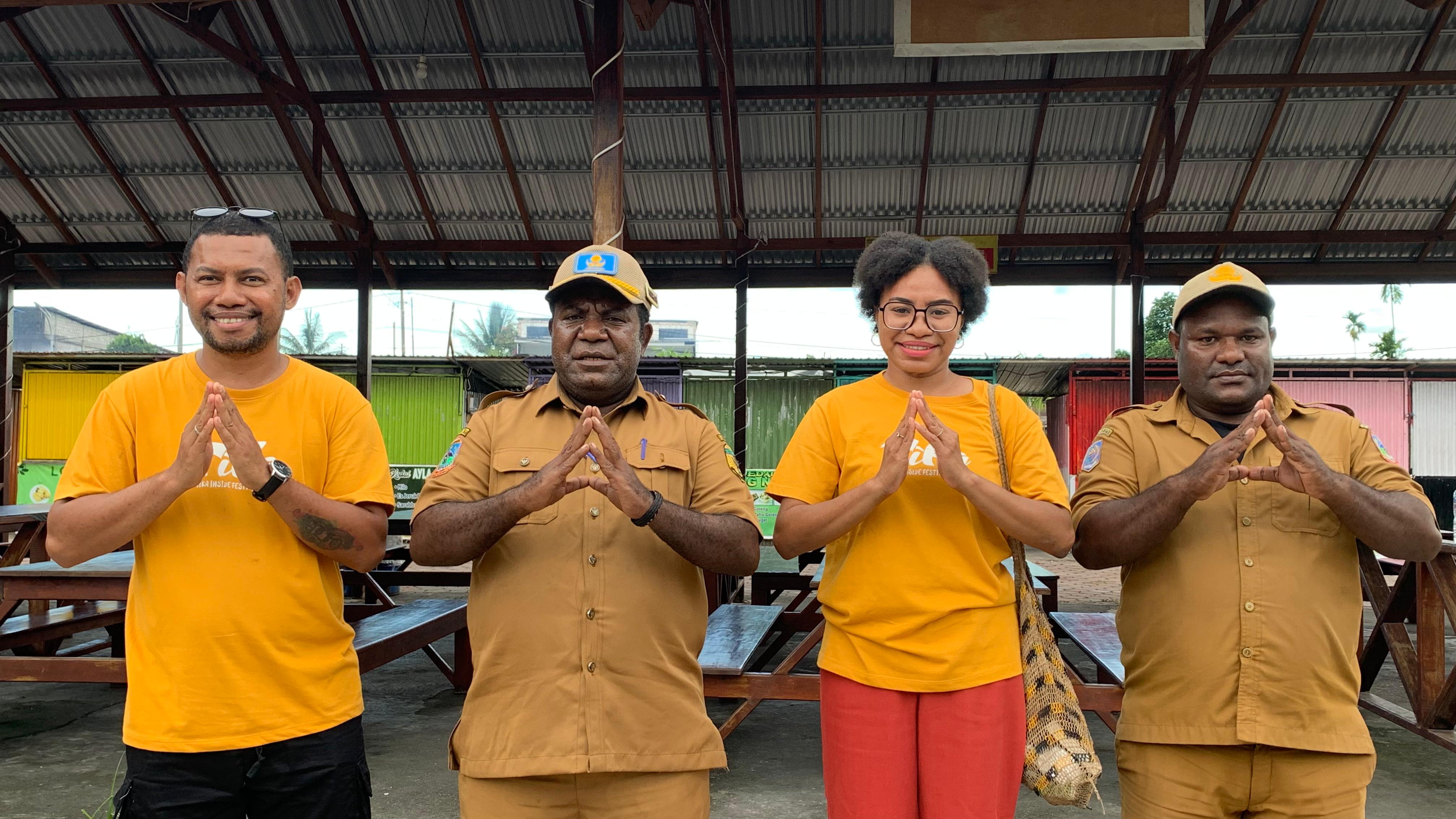 Dari kiri, Fournder Tifa Creative, Alfo Smith, Kepala Dinas Koperasi dan UKM Kabupaten Mimika, Samuel Yogi, Ketua Umum TIFA Creative, Dina Merani dan Staf Dinas Koperasi, Selasa (23/9/2025)