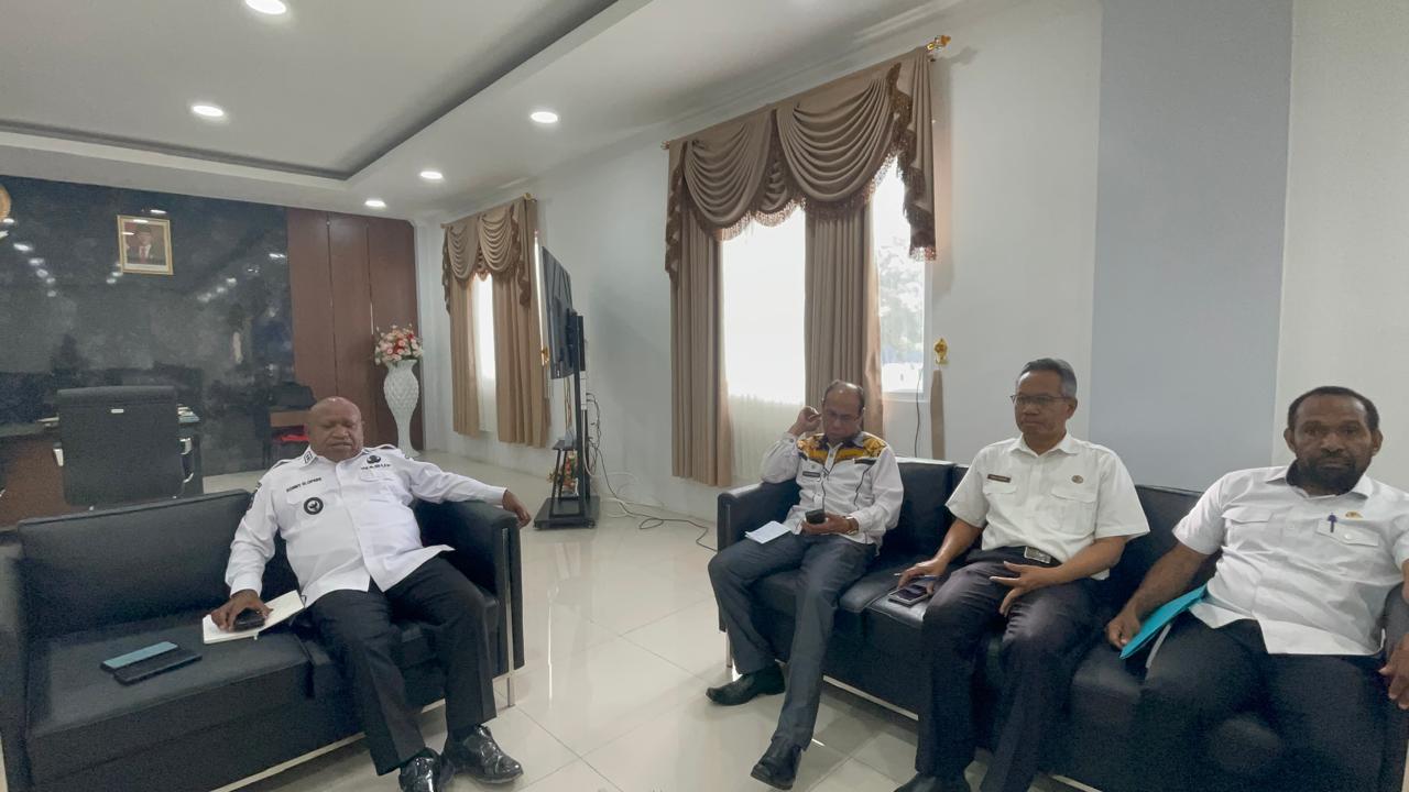 Wakil Bupati Jayawijaya Ronny Elopere didampingi Plt Sekda, Asisten I Setda Dan Plt kepala BKPSDM Kabupaten Jayawijaya saat mengumumkan hasil Test CASN TA 2024