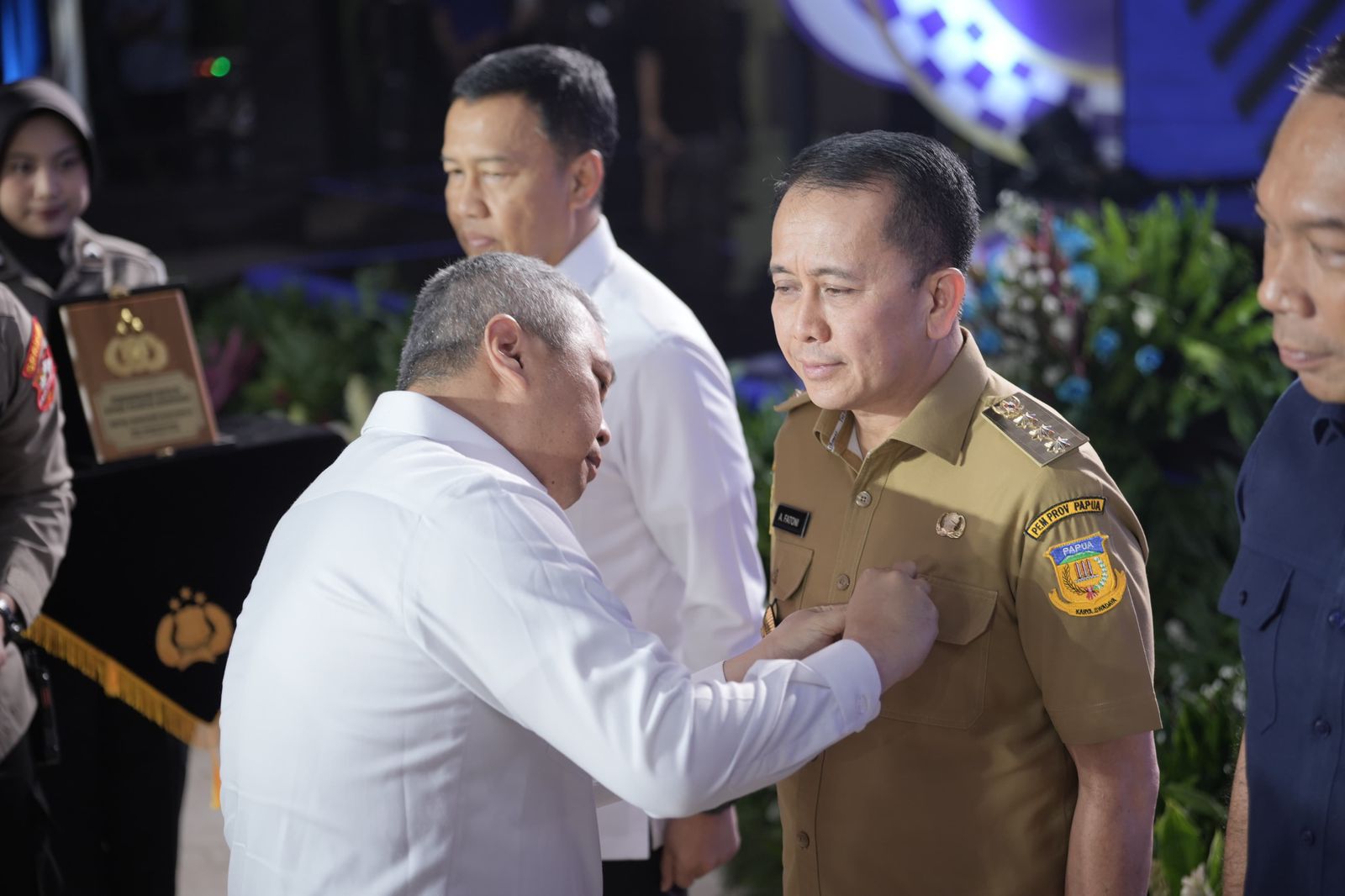 Menteri Perhubungan RI, Dudy Purwagandhi saat menyematkan pin emas kepada Pj Gubernur Papua, Agus Fatoni. Dalam rangka Hari Lalu Lintas Bhayangkara, di Mutiara STIK-PTIK, Jakarta Selatan, Senin (22/9)