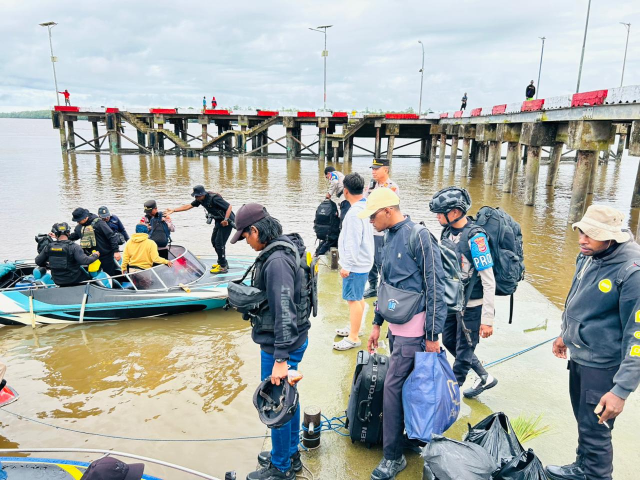 Personel Polres Asmat saat melakukan evakuasi tenaga kesehatan dan guru dari Distrik Kolf Brazar, Kabupaten Asmat, ke Distrik Suator. Pasca penembakan yang diduga dilakukan KKB terhadap seorang warga