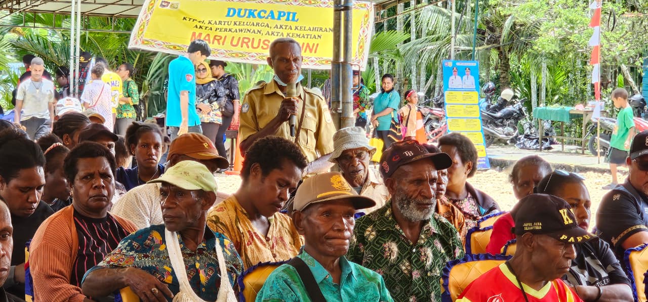 Warga Kampung Koya Tengah saat melakukan tatap muka dengan Wali Kota Jayapura, Abisai Rollo di sela-sela Turkam di Kampung Koya Tengah, Kamis (25/9/2025). (Ceposonline.com/Hans Palen)