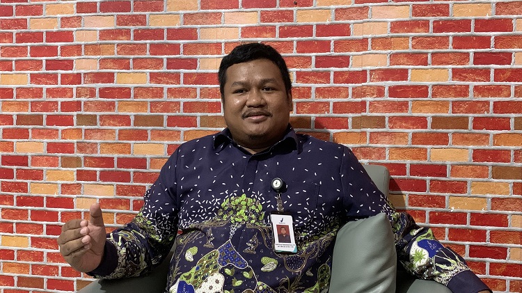 Kepala Kantor Loka POM di Kabupaten Mimika, Rudolf Bonay saat ditemui di ruang kerjanya, Kamis (25/9/2025). (Foto: Cenderawasih Pos/Moh. Wahyu Welerubun).