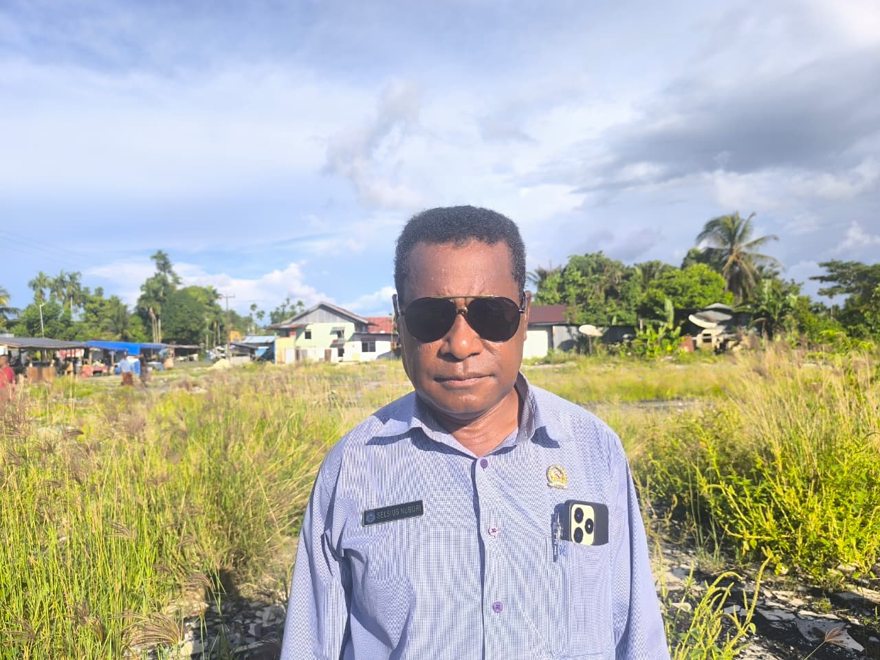 Anggota DPRK Waropen Selsius Nuburi saat bersama unsur Forkompimda usai meninjau lokasi rencana Pembangunan Pasar Urfas.