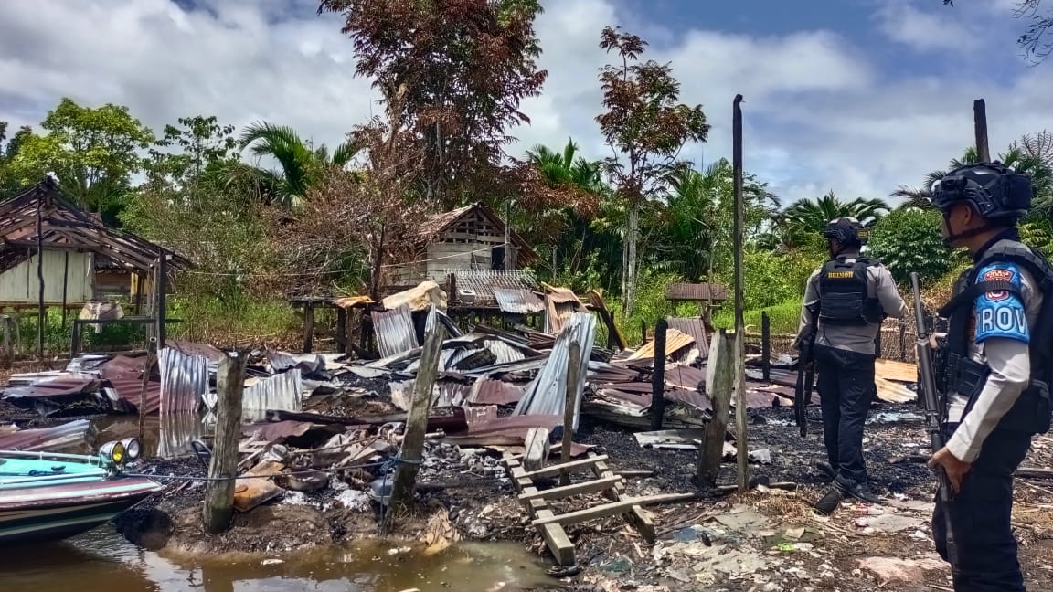 Tim gabungan saat tiba di Kampung Ulalin, Distrik Kolf Brazar, Kabupaten Asmat saat tiba dan melakukan olah TKP. (Ceposonline.com/Humas Polres Asmat)
