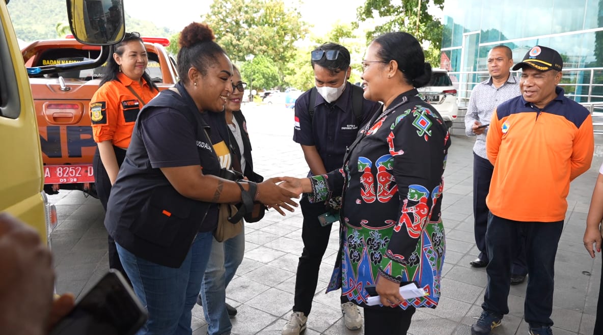 Pj Sekda Papua, Suzana D. Wanggai secara simbolis melepas bantuan kemanusiaan bagi masyarakat terdampak gempa bumi di Kabupaten Sarmi, di Main Hall Kantor Gubernur Provinsi Papua, Kamis (25/9).