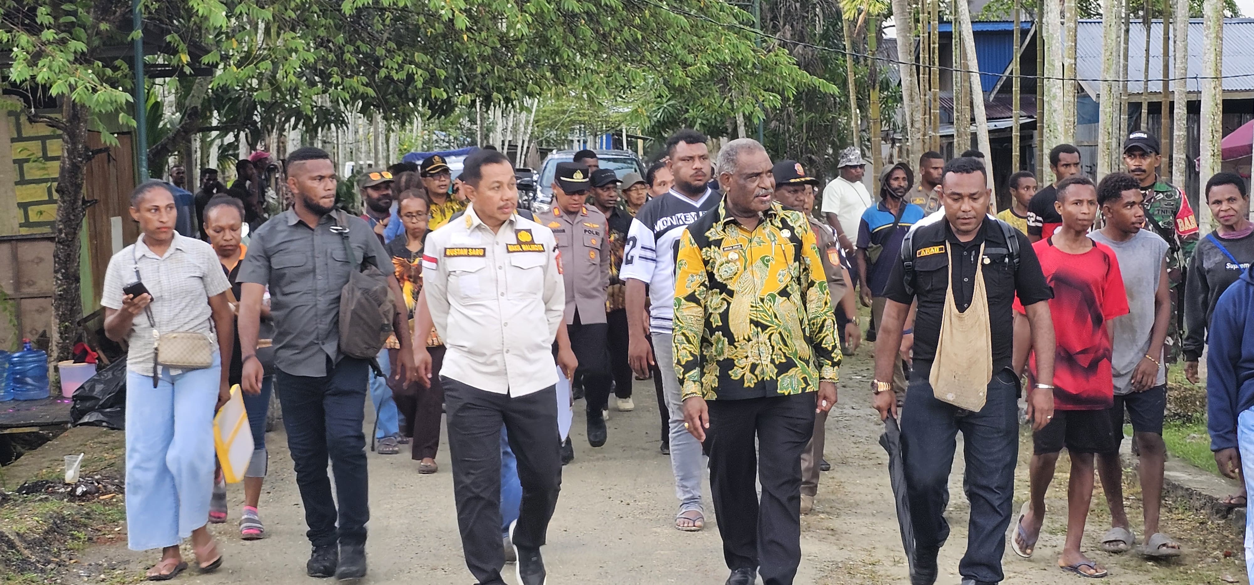 Wali Kota Jayapura, Abisai Rollo bersama Wakil Wali Kota, H.Rustan Saru saat melakukan Turkam di Kampung Koya Tengah, Kamis (25/9/2025). (CEPOSONLINE.COM/HANS PALEN).