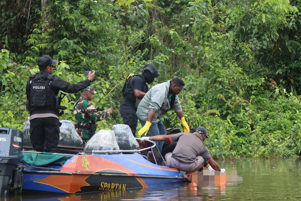 Jenazah korban penembakan KKB di Kampung Ulakin, yang berhasil ditemukan, Jumat (26/9/2025) (Ceposonline.com/Humas Polres Asmat)