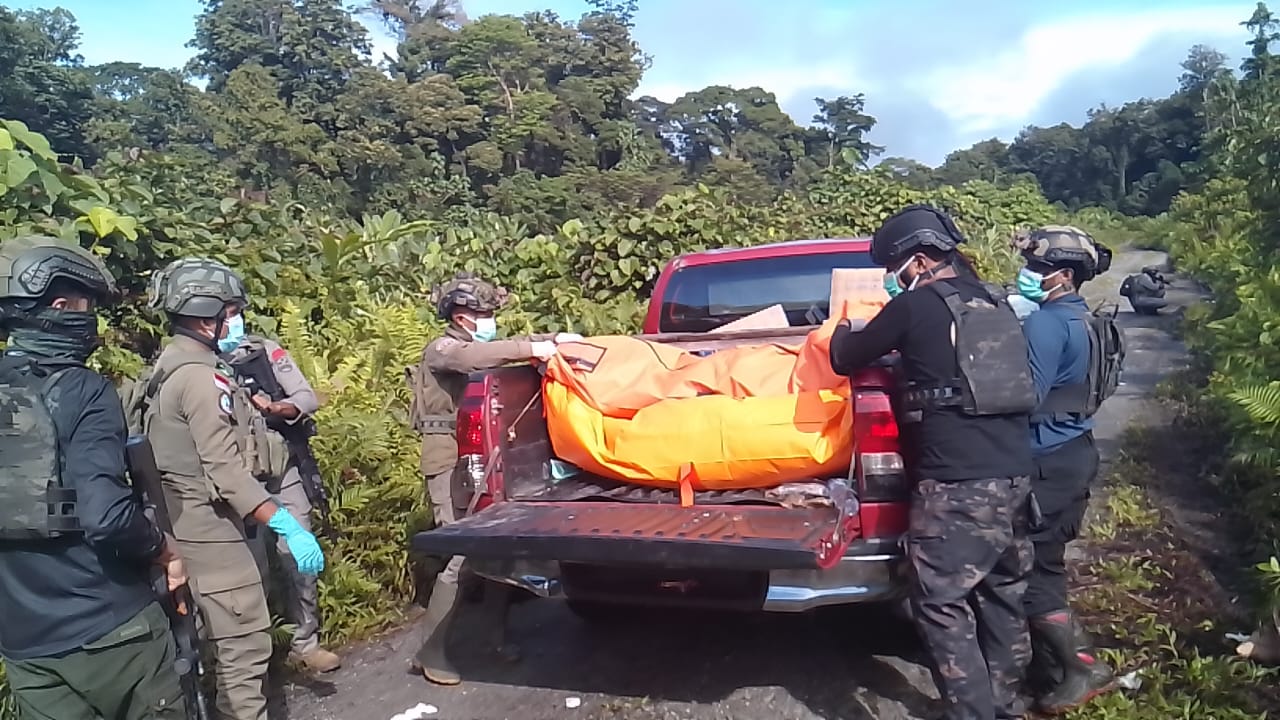 Satgas ODC saat evakuasi korban pembunuhan di Kampung Binki, Kabupaten Yahukimo, Jumat (26/9/2025). (CEPOSONLINE.COM/ODC)