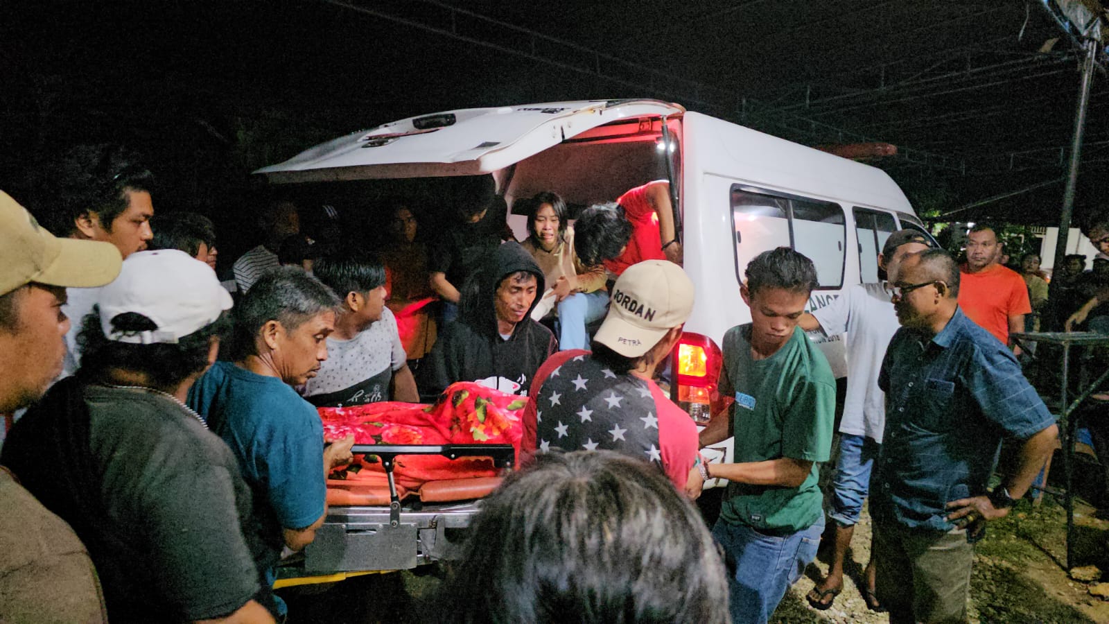 Jenazah korban tenggelam di Pantai Amay Depapre, Falen Rante (20) saat tiba di rumah duka Komplek Jaya Asri Entrop, Kota Jayapura, Jumat (26/9/2025).