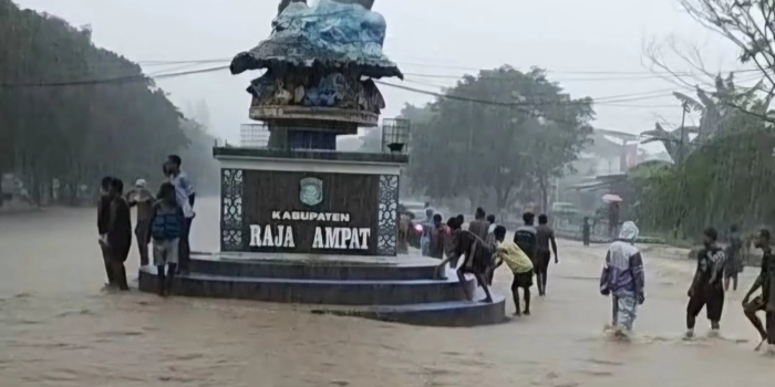 Banjir menerjang Kota Waisai, Kabupaten Raja Ampat, Papua Barat Daya, Selasa (23/9). (Boboajalah5)