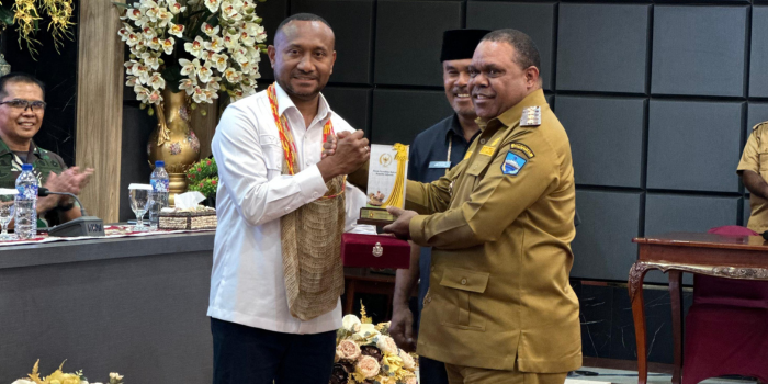 Anggota DPR RI Dapil Papua, Yan Mandenas, bersama Bupati Manokwari, Hermus Indou, saat rapat terkait penertiban tambang ilegal di Manokwari, Papua Barat, 23 September 2025.