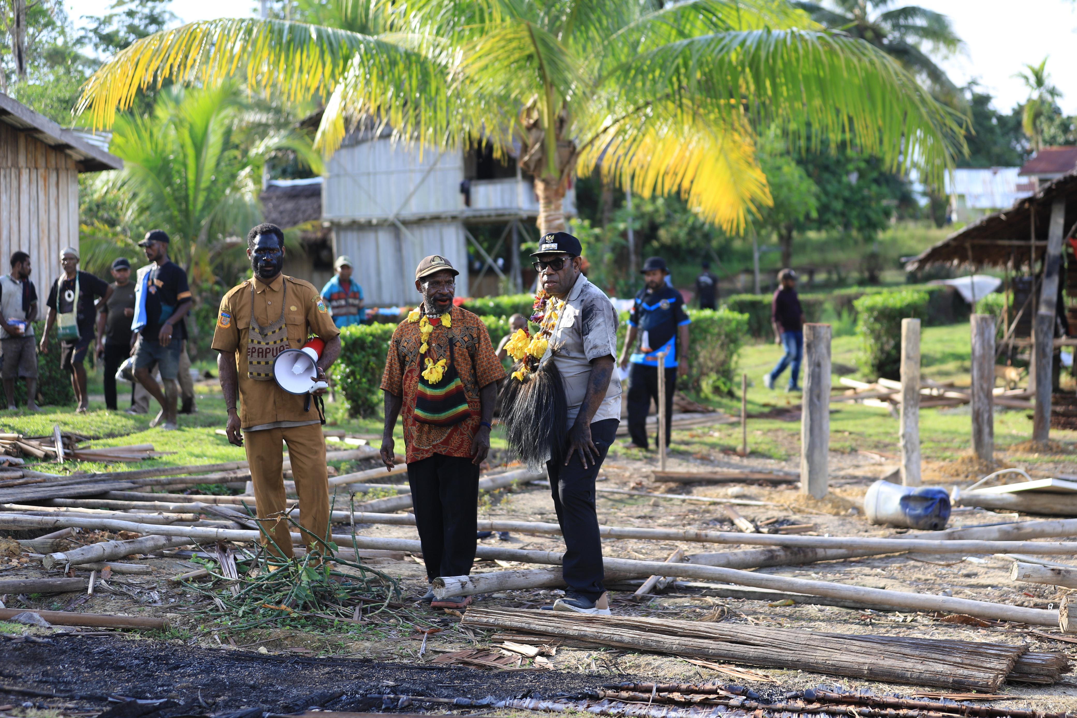 Tampak Bupati Keerom, Piter Gusbager saat meninjau puing-puing rumah yang terdampak musibah angin puting beliung di Kampung Niliti, Distrik Towe, Kamis (18/9/2025). (CEPOSONLINE.COM/ERIANTO).