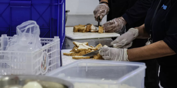 Sejumlah pekerja memotong sayuran dan ayam untuk membuat menu Makan Bergizi Gratis (MBG) di Satuan Pelayanan Pemenuhan Gizi (SPPG) Pal Merah, Jakarta Barat, Minggu (05/01/2025).