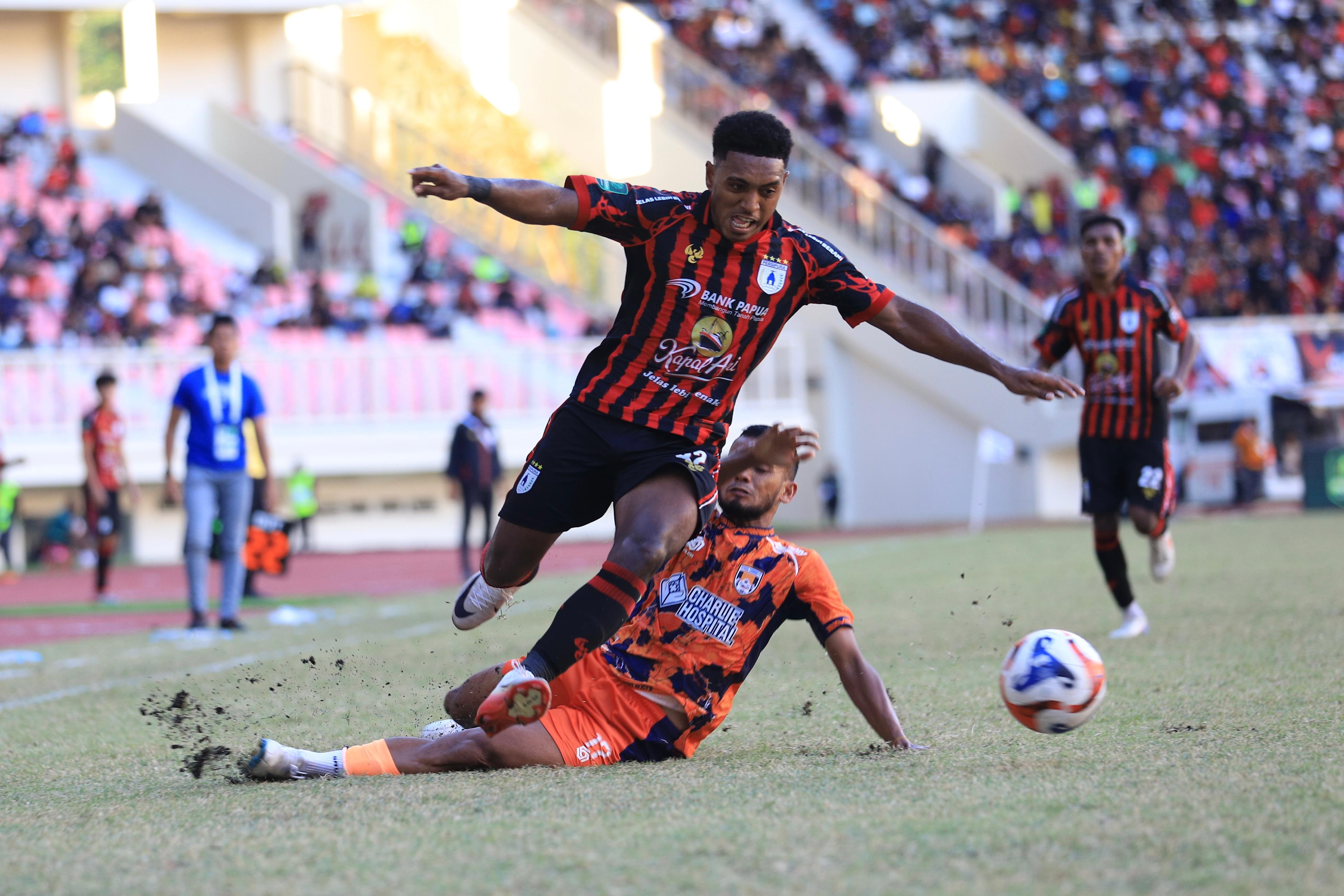 Pemain Persipura, Kely Sroyer ketika berjibaku merebut bola dengan pemain Kendal Tornado FC di Stadion Lukas Enembe. (CEPOSONLINE.COM/ERIYANTO)