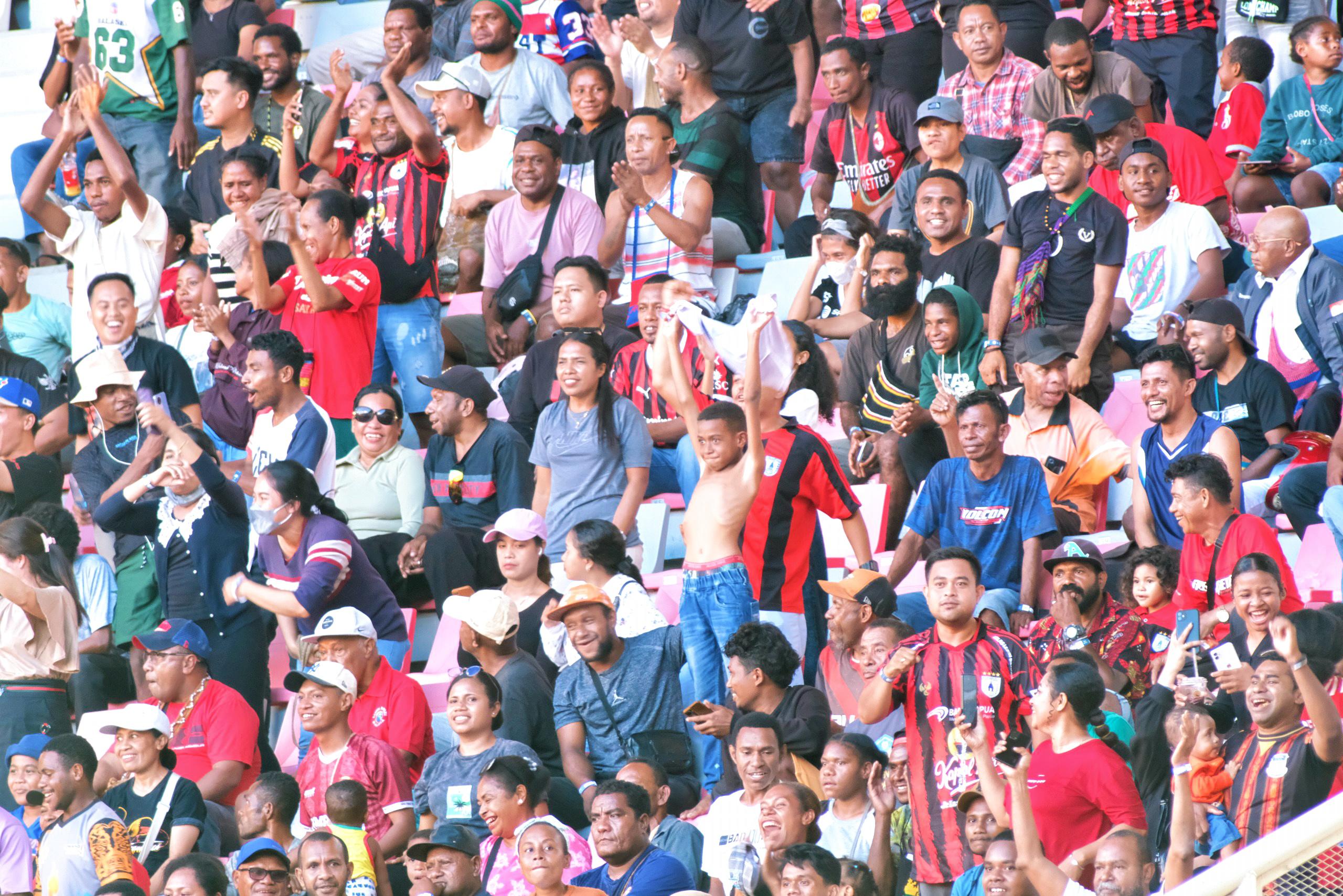 Masyarakat pendukung Persipura di Stadion Lukas Enembe, Sentani, Jayapura, Papua, pada laga melawan Kendal Tornado FC, Minggu 28 September 2025.