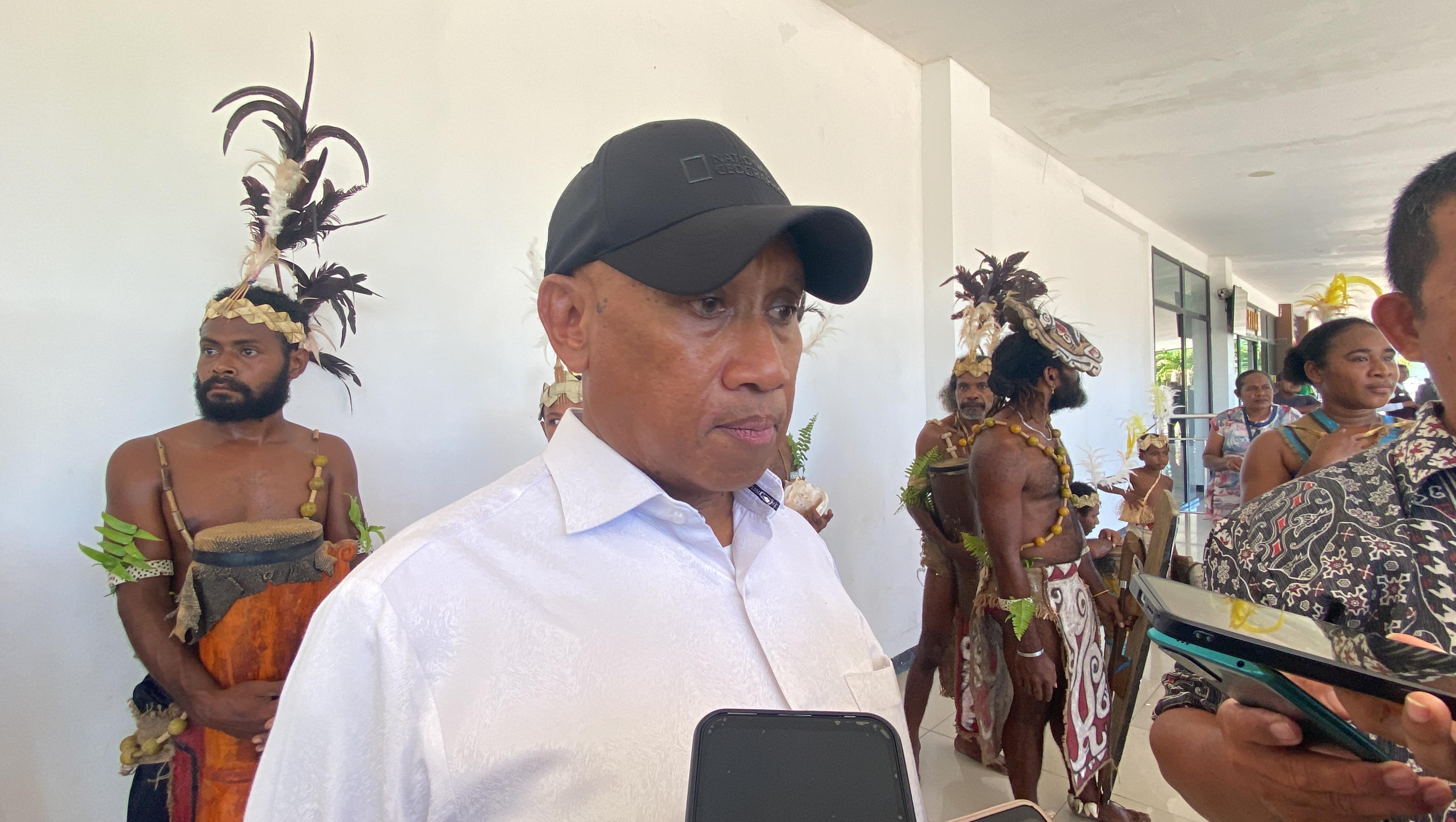 Bupati Biak Numfor, Markus Mansnembra, saat diwawacara perihal penerbangan internasional di Biak.