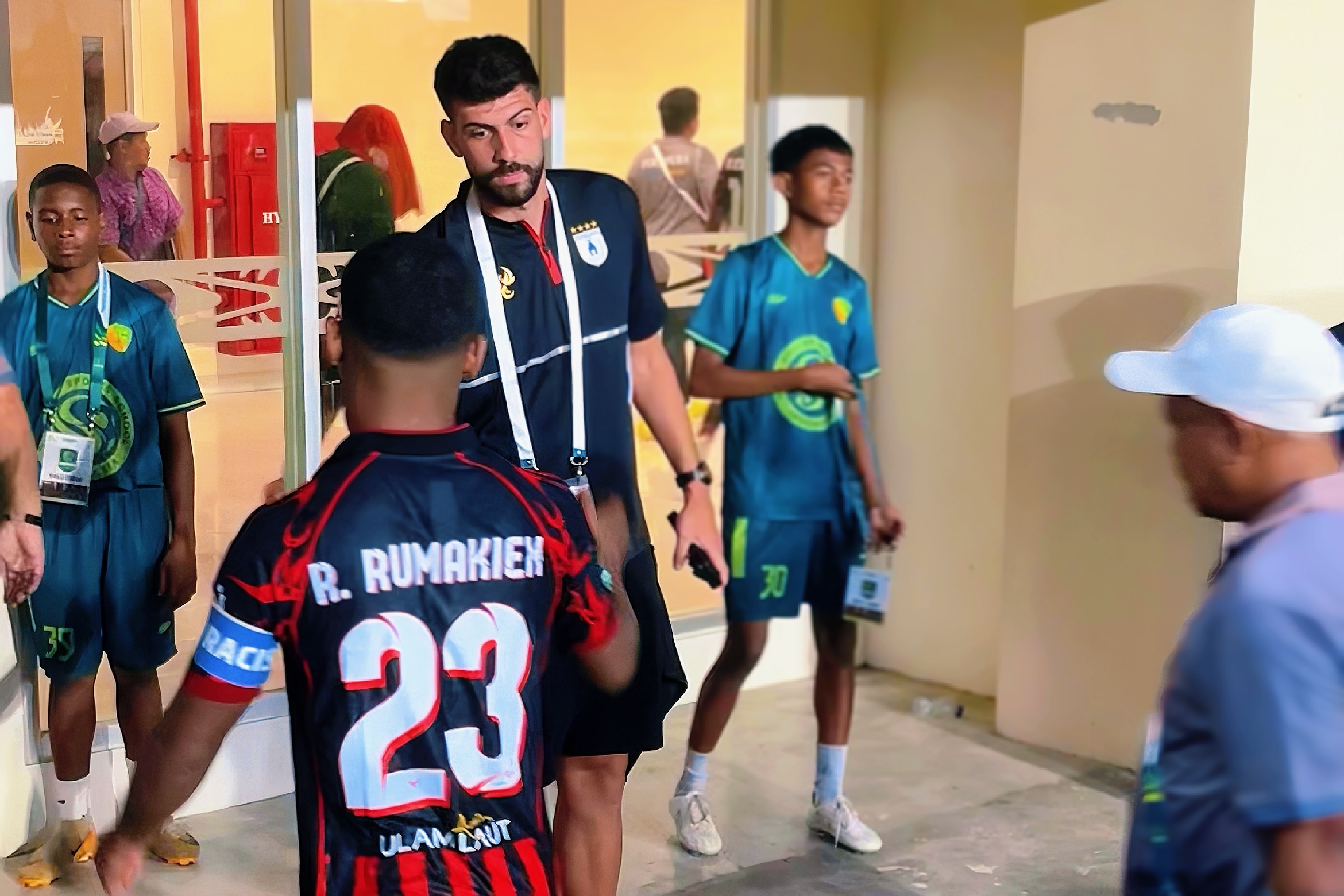 Momen Matheus Silva saat menyemangati Ramai Rumakiek dan rekan-rekannya di Persipura usai kalah melawan Kendal Tornado FC.