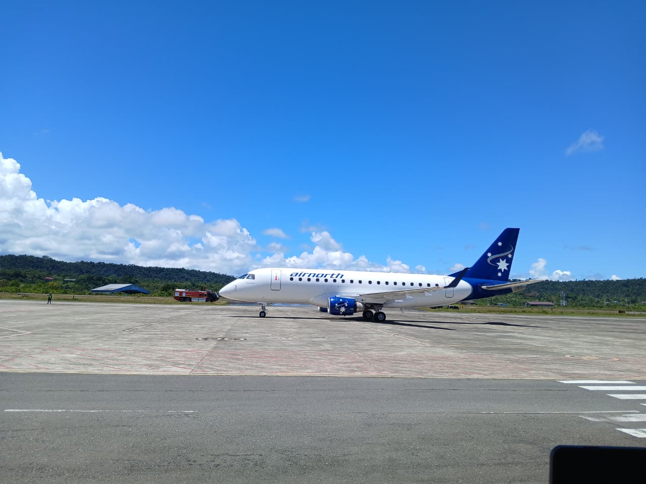 Pesawat Airnorth dari Darwin Australia saat mendarat di Bandara Frans Kaisiepo Biak, Minggu (28/9).