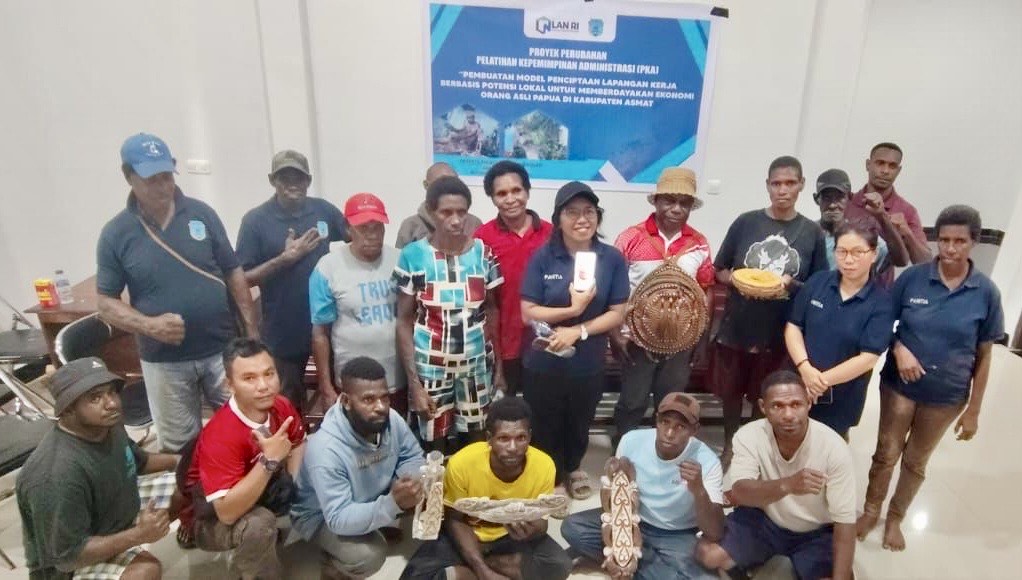 Kepala Bidang Tenaga Kerja, Dinas Perindustrian, Perdagangan, Koperasi, UKM, dan Tenaga Kerja Kabupaten Asmat, Martini Rasyid bersama timnya saat menggelar pertemuan.