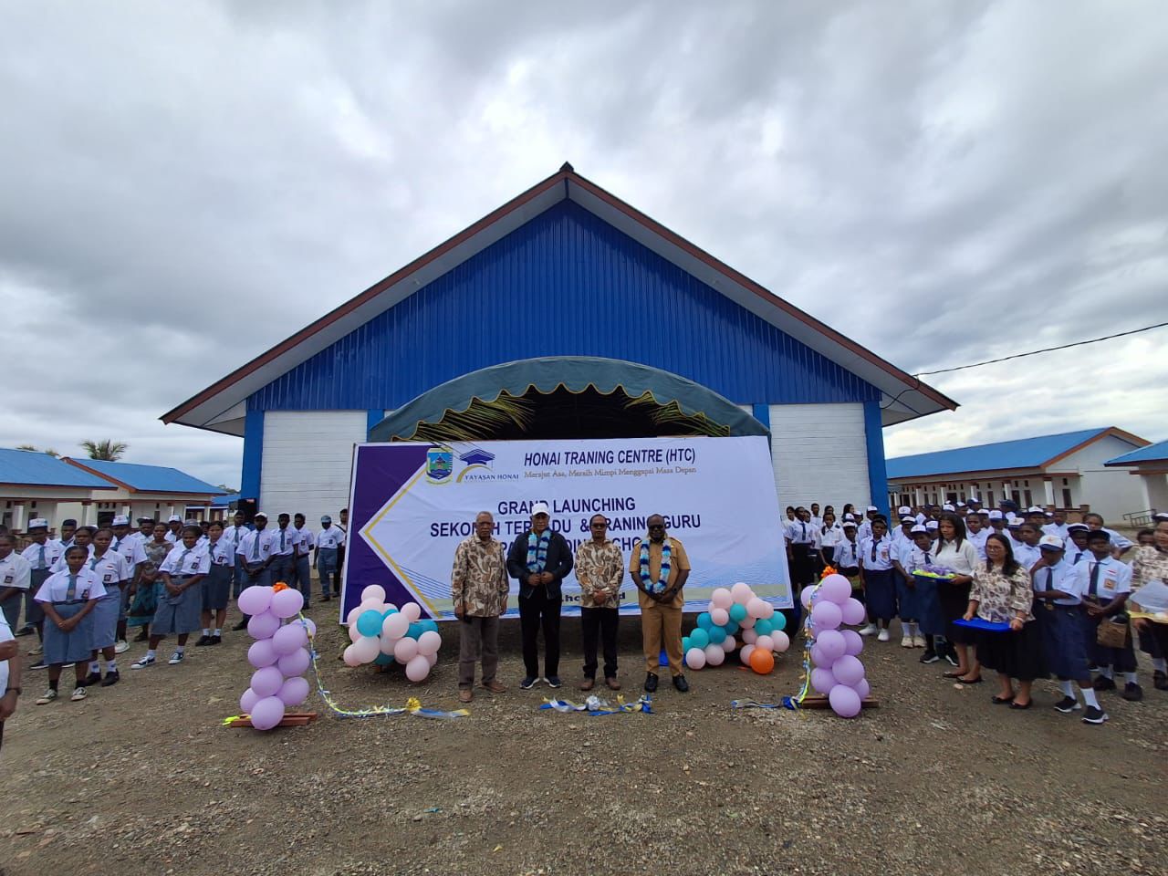 Gubernur Papua Tengah, Meki Nawipa saat melaunching Mepa Boarding School dan Pelatihan Guru di Nabire, Selasa (30/9/2025)(CEPOSONLINE.COM/HUMAS PEMPROV)