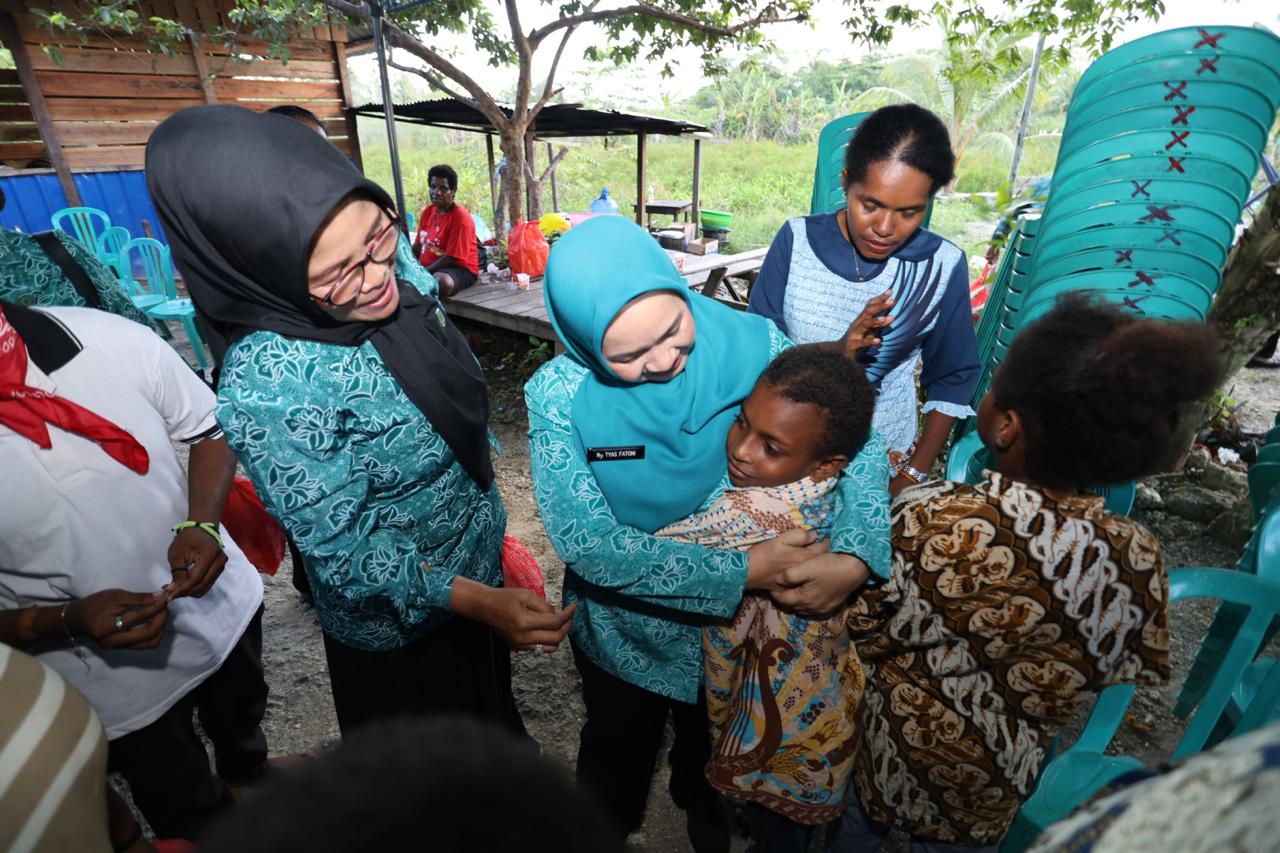 Pj Ketua TP PKK Provinsi Papua, Tyas A. Fatoni saat memeluk salah satu anak, di sela-sela kunjungannya di Panti Asuhan Peter Holtekamp, Sabtu (27/9/2025).(Ceposonline.com/Humas Pemprov).