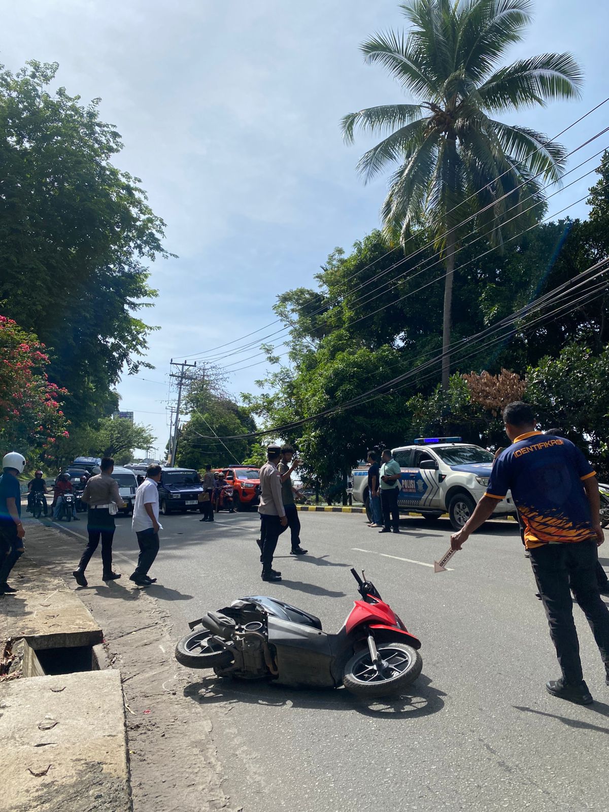 Kendaraan milik korban laka lantas dibelakang Barak Tamtama Bekang XVII Cenderawasih, Dok II, Distrik Jayapura Utara, Kota Jayapura, Papua, pada Rabu (1/10/2025). (CEPOSONLINE.COM/Humas Polda)