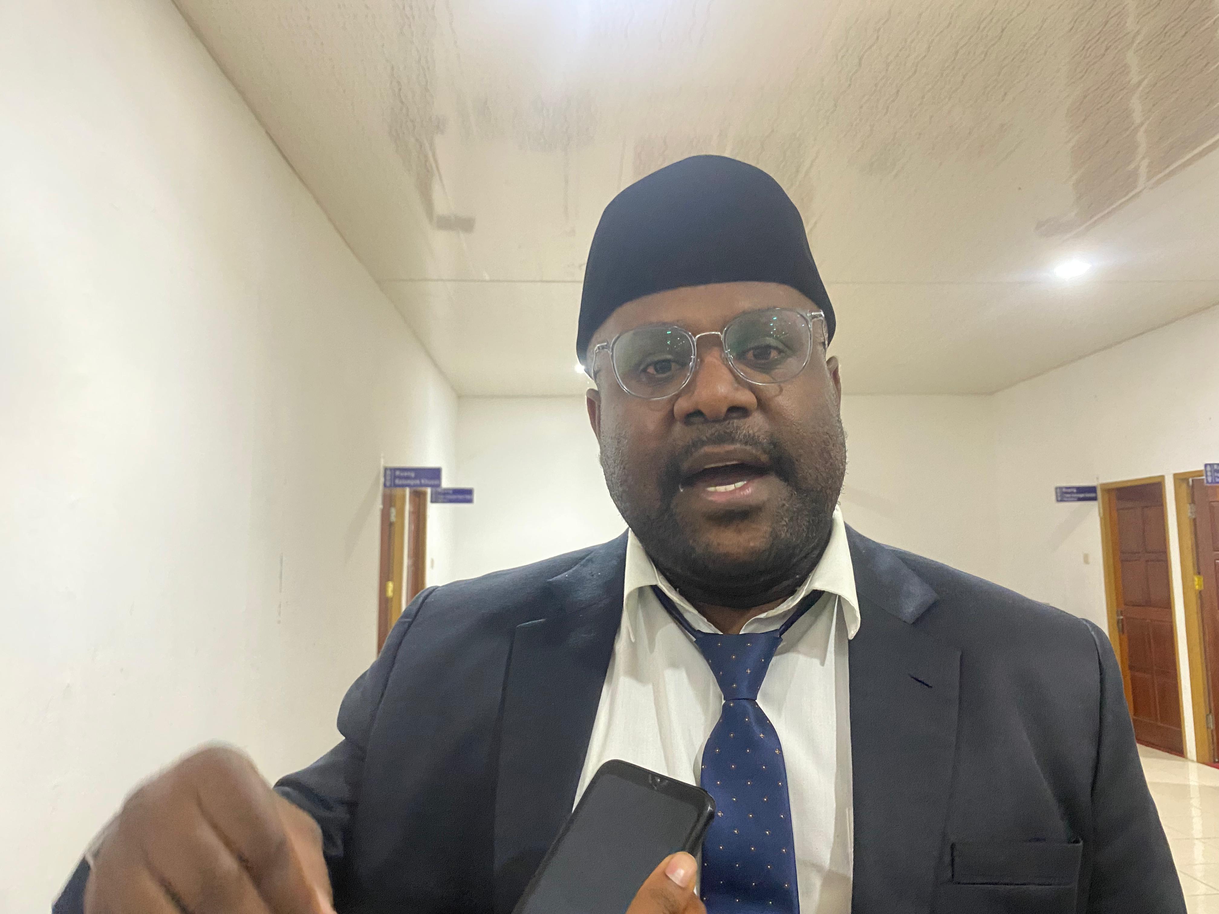 Wakil Ketua Komisi V DPR Papua Tengah, Anis Labene saat diwawancarai. (CEPOSONLINE.COM/THERESIA F. TEKEGE)