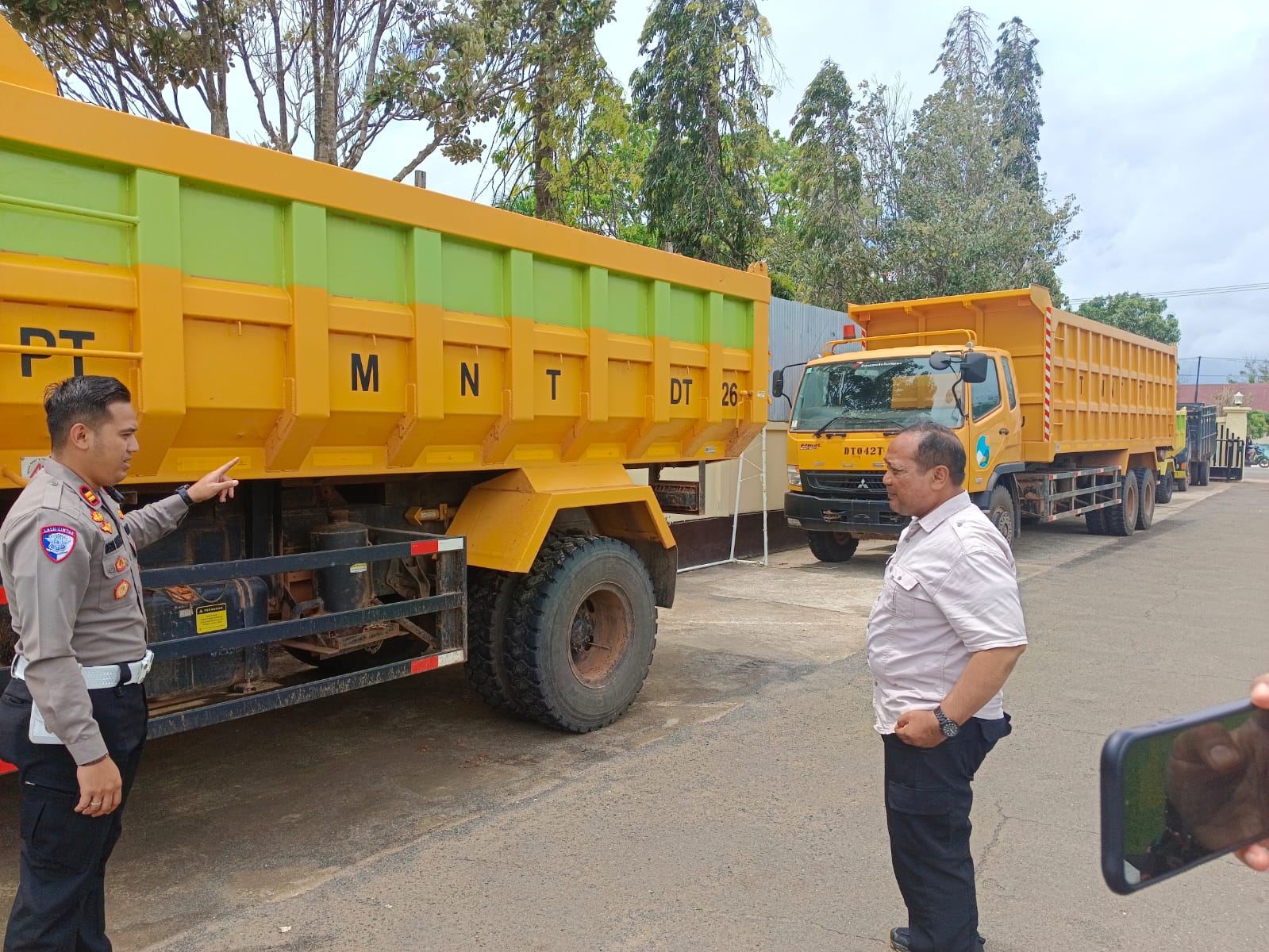 Kasat Lantas Polres Merauke, Iptu Reza Hilmy saat menunjukan 2 truk Puso PT GPA yang diamankan di halaman Mapolres Merauke, Kamis (2/10/2025).(Ceposonline.com/Sulo)