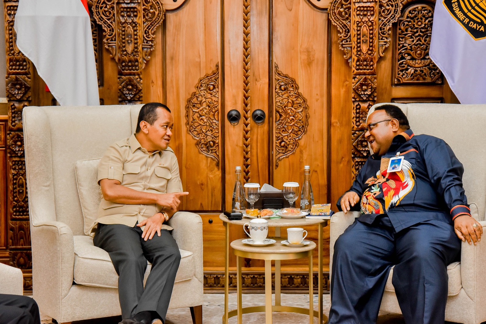 Wakil Ketua IV DPR Papua Tengah, John NR Gobai saat ngobrol dengan Menteri ESDM, Bahlil Lahadalia di ruang kerja Menteri di Jakarta. (CEPOSONLINE.COM/John Gobai For Cepos)