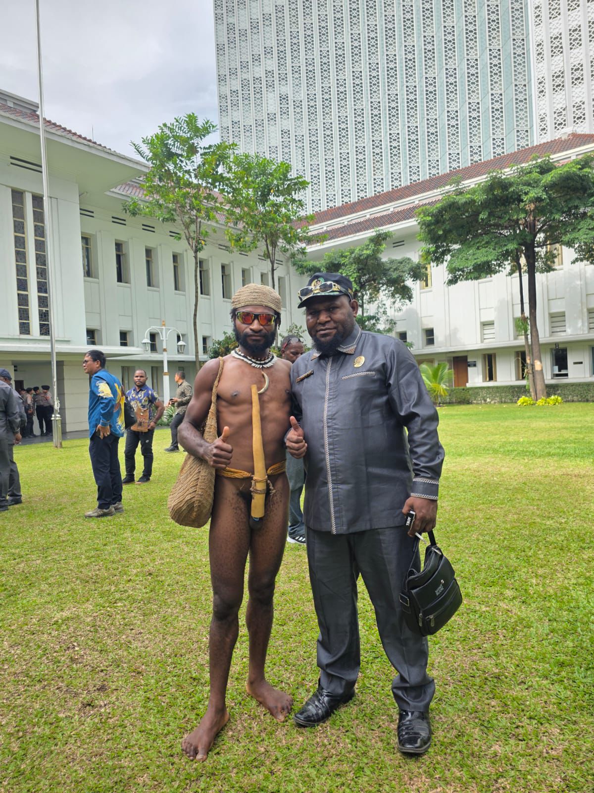 Ketua Fraksi Otsus DPR Papua Tengah, Donatus Mote foto bersama dengan perwakilan Solidaritas Mahasiswa dan Rakyat Papua yang mengenakan busana adat saat menyerahkan aspirasi di Jakarta.