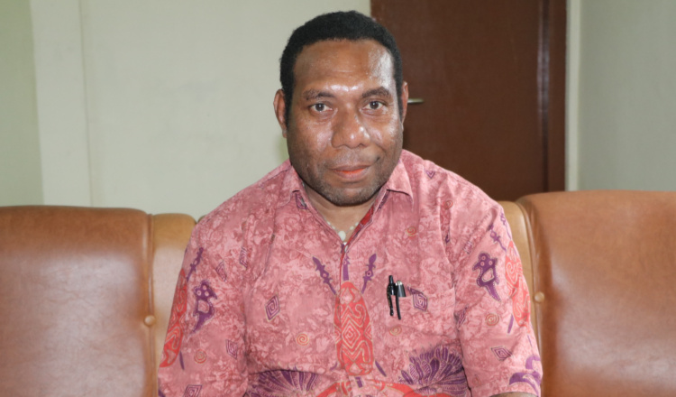 Ketua Dewan Adat Kabupaten Keerom, Laurens Borotian.(CEPOSONLINE.COM/takim)