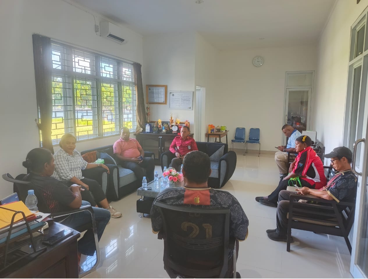 Ketua Dewan Adat Kabupaten Keerom, Laurens Borotian berdialog dengan pihak Lapas Anak dan Perempuan di Kampung Bate Kabupaten Keerom, Sabtu ( 4/10/2025) (istimewa)