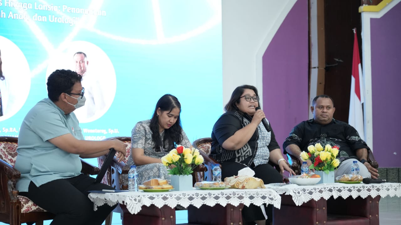 Tiga dokter spesialis dari Jayapura (tiga kanan) saat dihadirkan dalam seminar memperingati lustrum Unipa ke 25 pada Sabtu, 4 Oktober 2025 di Unipa. (CEPOSONLINE.COM/Elisabeth Warami)