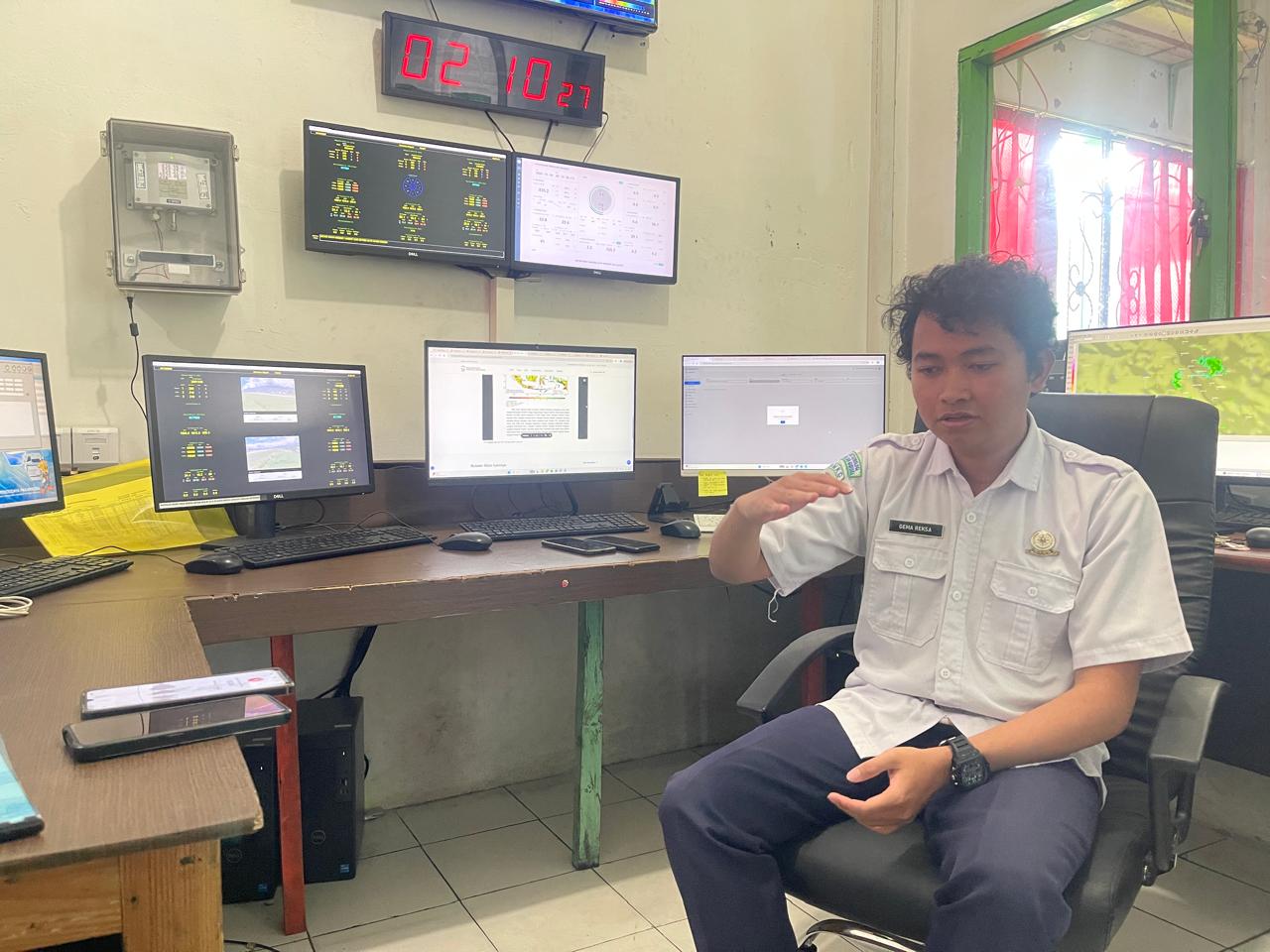 Prakirawan (Forecaster) BMKG Wamena Gema Reksa saat memberikan keterangan terkait perubahan mendadak cuaca di Wamena. Senin (6/10/2025).  (Ceposonline.com/Deni Tonjau)