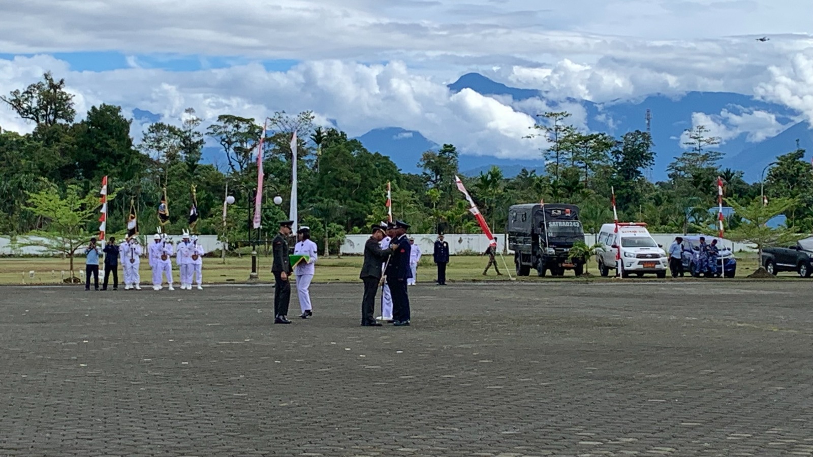 Danyonif 754/ENK Mayor Inf Indra Lutfhi Wibisono anugerahkan Satya Lencana Kesetiaan kepada tiga prajurit TNI pada upacara HUT ke-80 di Mimika Minggu(5/10/2025).(Cenderawasih Pos/Moh. Wahyu Welerubun)