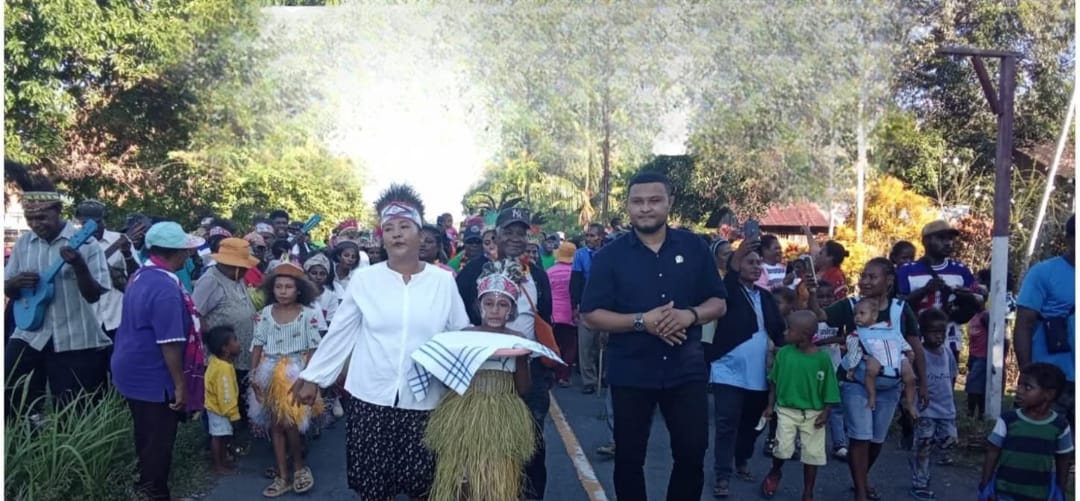 Arak arakan Ketua DPRK Sarmi Bersama jemaat GKI Sion nengke dalam menyambut kedatangan PKB jemaat GKI Maranata Yoboi Sentani dalam tour wisata rohani, Selasa (7/10/2025)  (Foto: Kominfo)