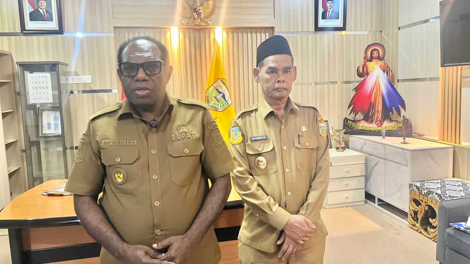 Bupati Keerom, Piter Gusbager dan Wakil Bupati Keerom, Daud saat memberikan pernyataan kepada awak media di Kantor Bupati Keerom pada Selasa (7/10/2025). (CEPOSONLINE.COM/ERIANTO)