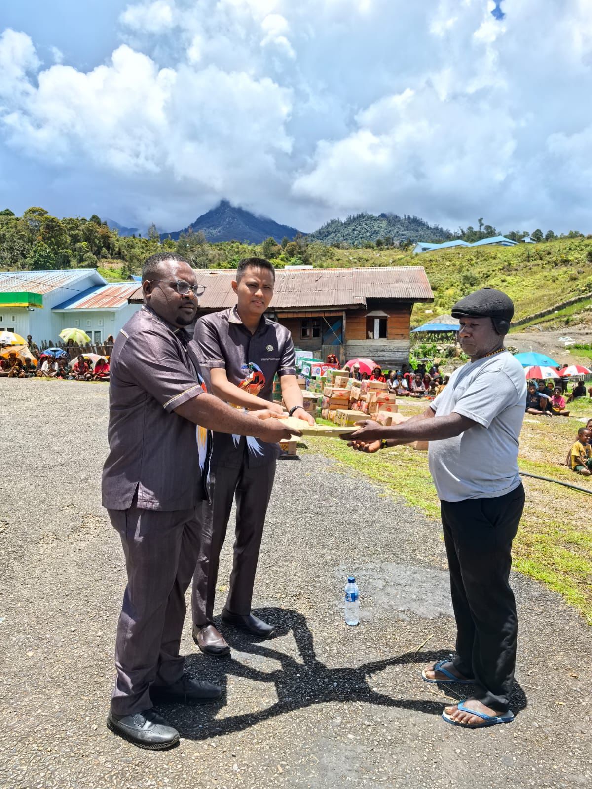 Sekretaris PANSUS Kemanusiaan sekaligus Koordinator untuk Kabupaten Puncak, Anis Labene dan didampingi anggota PANSUS Kemanusiaan, Jemi Patabang saat menyerahkan bantuan Bama kepada pengungsi.